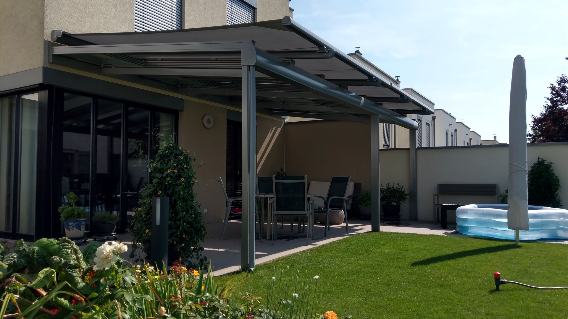 Glasschiebedach mit 2 Aufglasmarkisen